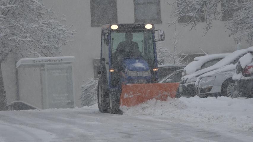 Heftiger Schneefall in der Oberpfalz: Räumdienst im Dauereinsatz