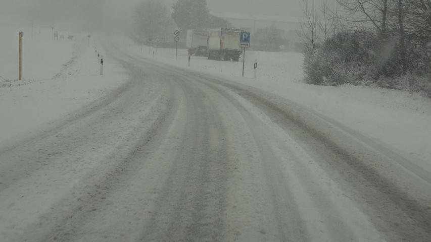 Heftiger Schneefall in der Oberpfalz: Räumdienst im Dauereinsatz