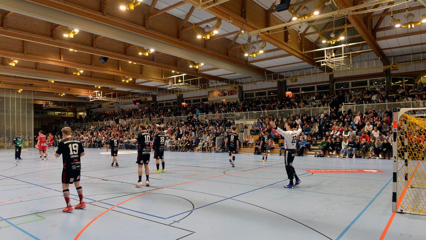 Viele Zuschauer: Das Drittliga-Derby lockt immer noch zahlreiche Handball-Fans in die Hiersemannhalle.