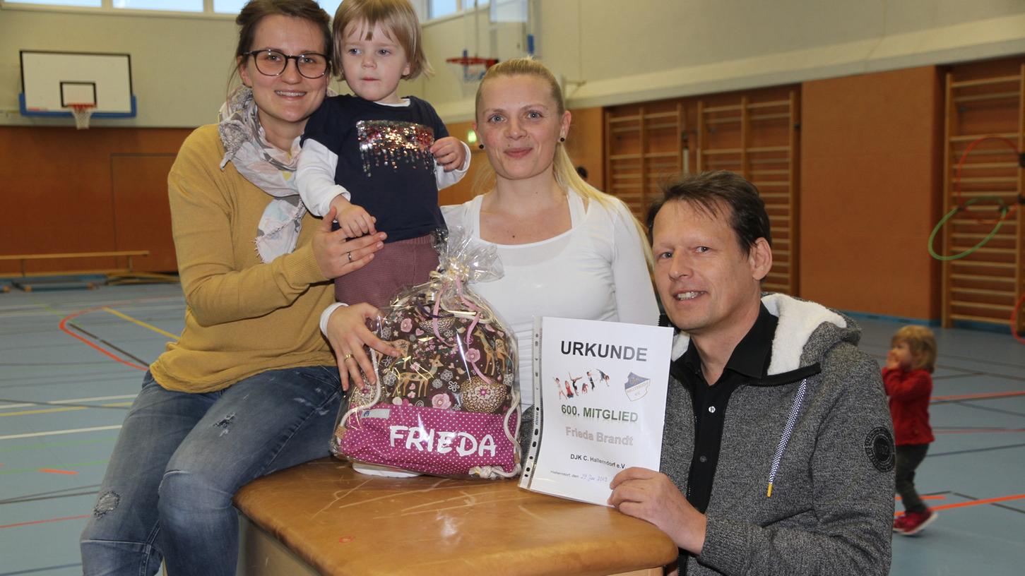 Das 600. Mitglied im Sportverein Hallerndorf: Die zweijährige Frieda mit ihrer Mama Anna-Lena Brandt (links), Übungsleiterin Kathi Schock und DJK-Vorsitzendem Karlheinz Grüner.