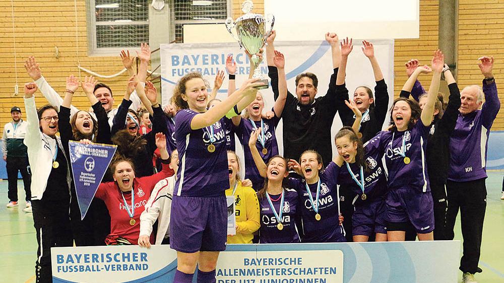 Ein Tag voller Fußball-Begeisterung: Am Ende bejubelte der TSV Schwaben Augsburg die Bayerische Meisterschaft der U17-Juniorinnen. Ein Tag voller Fußball-Begeisterung: Am Ende bejubelte der TSV Schwaben Augsburg die Bayerische Meisterschaft der U17-Juniorinnen.