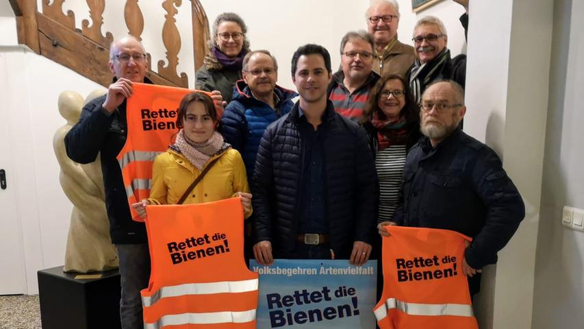 Zum Auftakt des Volksbegehrens Artenvielfalt haben sich die Unterstützer im Treuchtlinger Rathaus getroffen, um sich in die offiziellen Listen einzutragen. Mit dabei waren Mitglieder und Stadträte der SPD, ÖDP-Mitglieder sowie Angehörige des Treuchtlinger Imkereivereins. Diese werden auch in den nächsten Tagen als Rathauslotsen in der Stadt unterwegs sein und interessierten Bürgern Fragen zum Volksbegehren beantworten. Eine Briefwahl ist nicht möglich, die Eintragung muss persönlich im Rathaus erfolgen. Alternativ kann man einen Eintragungsschein beantragen, um sich in einer anderen bayerischen Gemeinde als der Heimatgemeinde einzutragen oder eine Hilfsperson mit der Eintragung zu beauftragen, sollte man wegen Krankheit dazu nicht in der Lage sein. Zum Auftakt des Volksbegehrens Artenvielfalt haben sich die Unterstützer im Treuchtlinger Rathaus getroffen, um sich in die offiziellen Listen einzutragen. Mit dabei waren Mitglieder und Stadträte der SPD, ÖDP-Mitglieder sowie Angehörige des Treuchtlinger Imkereivereins. Diese werden auch in den nächsten Tagen als Rathauslotsen in der Stadt unterwegs sein und interessierten Bürgern Fragen zum Volksbegehren beantworten. Eine Briefwahl ist nicht möglich, die Eintragung muss persönlich im Rathaus erfolgen. Alternativ kann man einen Eintragungsschein beantragen, um sich in einer anderen bayerischen Gemeinde als der Heimatgemeinde einzutragen oder eine Hilfsperson mit der Eintragung zu beauftragen, sollte man wegen Krankheit dazu nicht in der Lage sein.