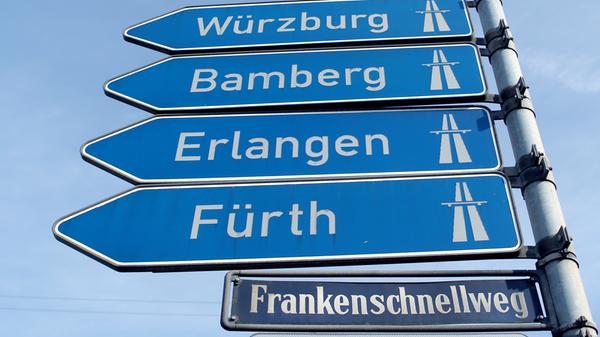 Während in den letzten Jahren der kreuzungsfreie Ausbau des Frankenschnellwegs im Raum Nürnberg heftig umstritten war, lehnten Kritiker seinerzeit den Weiterbau der A73 bei Bamberg ab. Der Grund: Die Trasse durchschneidet mit dem Hauptsmoorwald ein großes zusammenhängendes Waldgebiet. Der bereits zwischen 1967 bis 1972 gebaute Abschnitt Nürnberg–Fürth–Erlangen ist der mit Abstand älteste der A73; ursprünglich wurde er zwar als B4a eröffnet, allerdings hatte er von Beginn an Autobahnstandard.