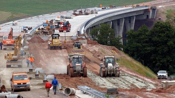 Große Brücken, insgesamt 17 an der Zahl, kennzeichnen das 34 Kilometer lange Teilstück der A73 in Thüringen. Die Talbrücke "Nahe" unweit der Anschlussstelle Schleusingen im Landkreis Hildburghausen wurde beispielsweise Ende 2007 fertiggestellt. Seit Mitte 2008 fließt der Verkehr durchgängig.