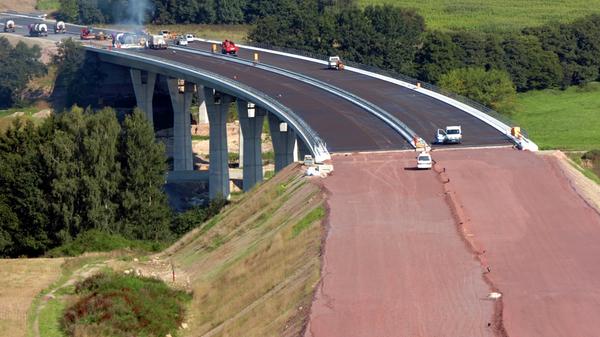 Die 430 Meter lange Talbrücke "Nahe" ist Teil der A73 von Suhl bis Lichtenfels. Der Bau dieses 70 Kilometer langen Abschnitts kostete allein 800 Millionen Euro.