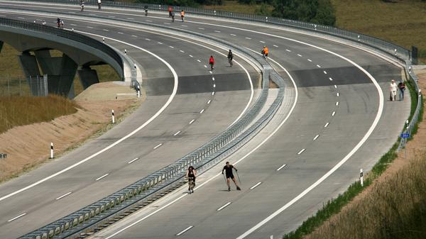 Bevor im Sommer 2008 das letzte Teilstück der Thüringer-Wald-Autobahn zwischen Schleusingen und Eisfeld-Nord für den Verkehr freigegeben wurde, durften Spaziergänger, Radler und Skater die 680 Meter lange Talbrücke "Schleuse" ausprobieren. Die A73 von Lichtenfels nach Suhl ist zusammen mit der A71 von Schweinfurt über Suhl nach Erfurt Teil des Verkehrsprojektes Deutsche Einheit. Für den Bau der beiden Autobahnen, inklusive der wichtigsten Zubringerstraßen, wurden 820 Millionen Euro ausgegeben, davon rund 345 Millionen Euro für die A73.