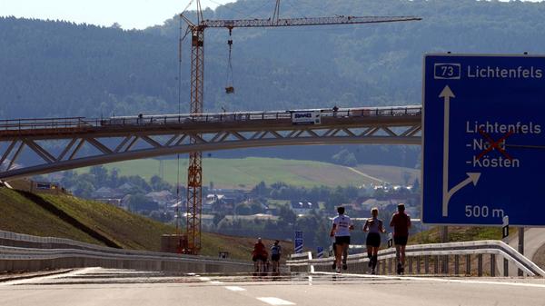 Kurz bevor im September 2008 die letzten 14 Kilometer der neuen A73 zwischen Lichtenfels und Ebersdorf frei gegeben wurden, fand dort der Highway-Run statt. Dieses Teilstück war umstritten, weil die Trasse den zwischen Bad Staffelstein und Lichtenfels gelegenen „Gottesgarten“ unterhalb von Kloster Banz und den Lichtenfelser Forst durchschneidet. Die Klage eines Naturschutzverbandes gegen den Weiterbau wies das Bundesverwaltungsgericht im Sommer 2003 ab. Der Weg für die Mainauenquerung war frei.