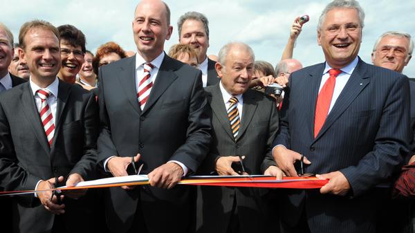 Am 5. September 2008 war es endlich soweit: Mit dem Durchschneiden des Bandes eröffneten (von links) der Thüringer Ministerpräsident Dieter Althaus (CDU), Bundesverkehrsminister Wolfgang Tiefensee (SPD) und Bayerns Ministerpräsident Günther Beckstein sowie Innenminister Joachim Herrmann (beide CSU) das letzte Teilstück der neuen A73 bei Lichtenfels.