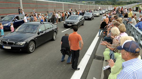Die ersten Fahrzeuge rollten bereits kurz vor der offiziellen Eröffnung über die neue Trasse. Die 70 Kilometer lange und knapp 800 Millionen Euro teure A73 verbindet Franken mit Thüringen. Mit dem Lückenschluss stand zugleich eine neue bundesweite Nord-Süd-Verbindung zur Verfügung.