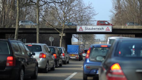 Beim Frankenschnellweg, im Volksmund wegen der regelmäßigen Staus gerade auf Nürnberger Gebiet auch als Frankenschleichweg verschrien, handelt es sich im engeren Sinn lediglich um den Abschnitt zwischen den Anschlussstellen Nürnberg/Fürth und Kreuz Nürnberg-Hafen. Dort gilt die Strecke offiziell nicht als Bundesautobahn, sondern als Kreisstraße N4, die sich über das Kreuz Nürnberg-Hafen und die Anschlussstelle Nürnberg-Eibach in Richtung Reichelsdorf fortsetzt. Gleichwohl ist der Abschnitt zwischen der Anschlussstelle Nürnberg/Fürth und der Kreuzung mit der Rothenburger Straße als Autobahn blau beschildert.