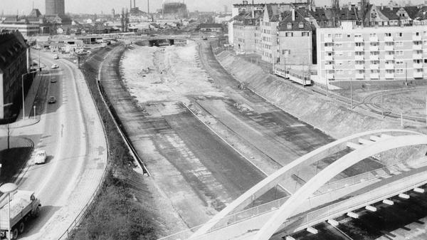 Stück für Stück wuchs die Stadtautobahn in den 1970er Jahren. Der Teilabschnitt (hier zu sehen die Strecke vom Heistersteg Richtung Nordwesten) IIa wurde zum Beispiel im Laufe des Jahres 1971 an die Nopitschstraße angeschlossen.