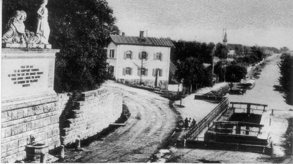 Bevor auf der Kanal-Trasse, die hier samt Kanaldenkmal auf einer historischen Ansichtskarte um 1910 zu sehen ist, der Frankenschnellweg gebaut wurde, verkehrten einst Lastkähne zwischen Erlangen, Fürth und Nürnberg.