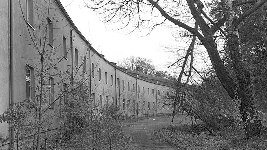 Jahre nach dem Abzug der amerikanischen Truppen stehen die ehemaligen Kasernen leer und sind  durch fortschreitenden Verfall gekennzeichnet -  so wie hier die Militärgebäude auf dem Monteith-Gelände in Atzenhof.