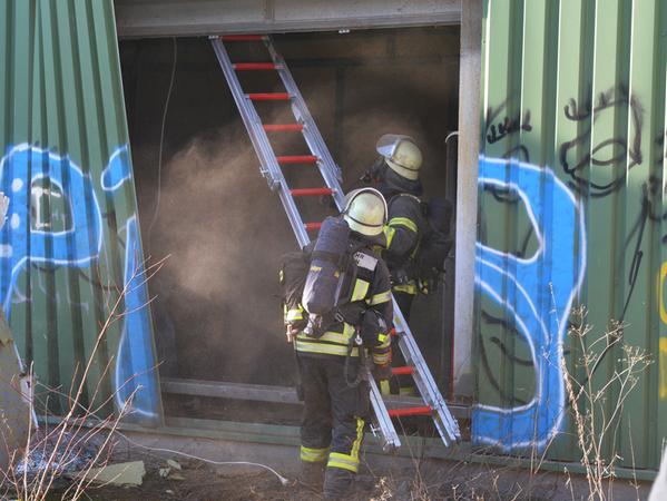 Wieder einmal ist die Feuerwehr auf das ehemalige Günther-Gelände in Eltersdorf an der Weinstraße gerufen worden. Dieses brannte es im etwa 25 Meter hohen Siloturm. Der Einsatz für die Kräfte war gefährlich und aufwändig.