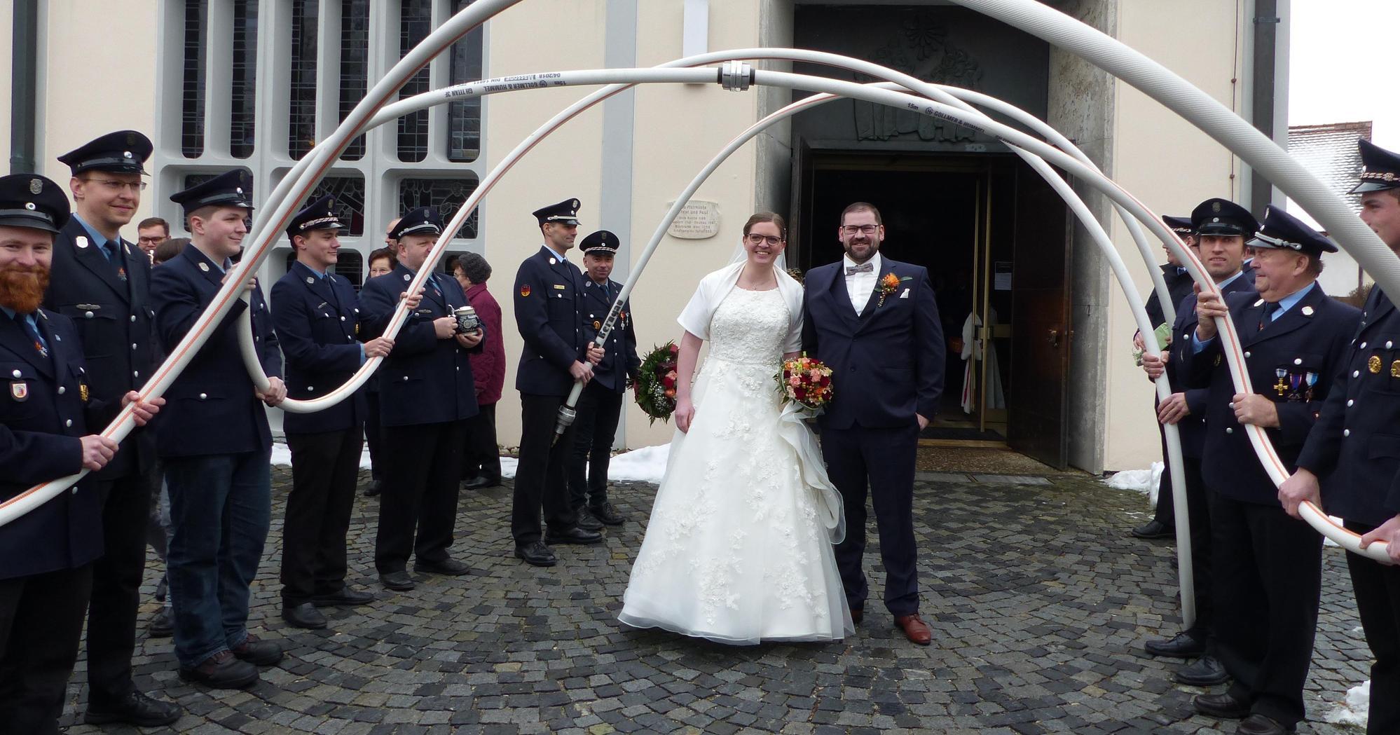 Der Musikantenball im April 2016 in Wolfsricht wird den Brautleuten Maria Schmalzl aus Berngau und Josef Regensburger aus dem Freystädter Ortsteil Reckenstetten wohl ein Leben lang im Gedächtnis bleiben. War es doch die Veranstaltung, bei der sie sich kennen gelernt haben. Es ist Liebe daraus geworden, die nun mit der Hochzeit in der Berngauer Pfarrkirche Sankt Peter und Paul gekrönt worden ist. Im Verlauf der Brautmesse traute Pfarrer Florian Leppert, einst Kaplan in Deining, die Liebenden. Für den musikalischen Rahmen sorgten die Gruppe "Herzklang" und Freunde des Paares. Im Anschluss grüßten die Mitglieder der Freiwilligen Feuerwehr Berngau und ihre Kollegen aus Möning, bei denen der Bräutigam zweiter Kommandant ist, sowie die Arbeitskollegen der Braut mit einem Spalier. Zur Hochzeitsfeier luden die 32-jährige Regionalmanagerin beim Landkreis Amberg-Sulzbach und der 37-jährige Angestellte bei der Stadt Freystadt ins Gasthaus Ascher nach Möning. Beide wohnen im umgebauten Elternhaus in Reckenstetten und freuen sich auf ihre Hochzeitsreise auf die kanarische Insel Lanzarote. Hier geht es zu allen Hochzeiten des Jahres 2018