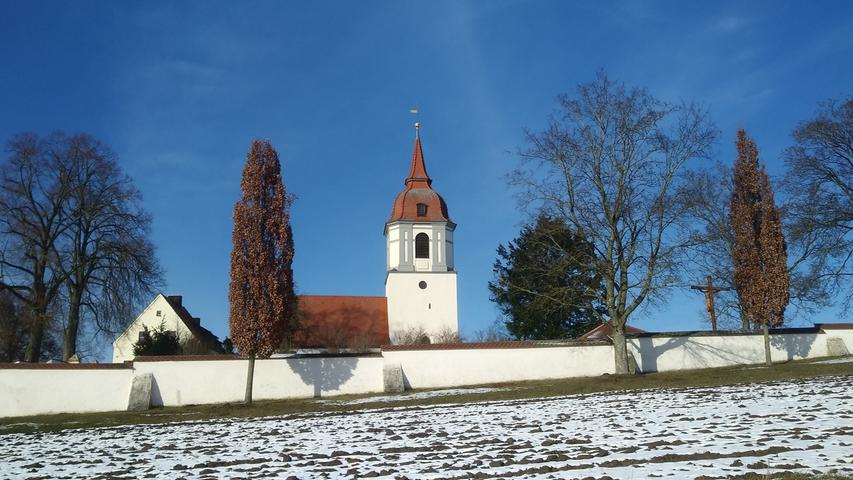 Die noch leicht verschneite Landschaft und der herrliche Sonnenschein laden zu ausgiebigen Spaziergängen, wie hier um die Michelskirche bei Unterasbach, ein.