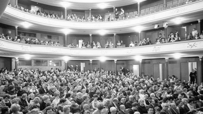 Besucherschwund „grassiert“ an deutschen Theatern: 10 v. H. weniger Gäste kamen zu Nürnbergs Bühnen. Hier geht es zum Artikel vom 8. Februar 1969: Kontrolle für Verbraucher