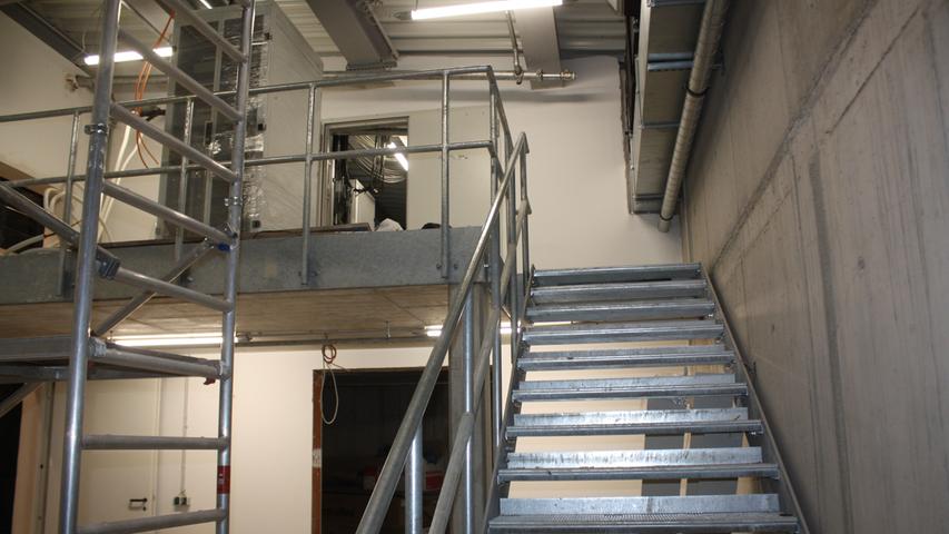 Zu den Lagerräumen und weiterer Bühnentechnik führt diese Treppe im hinteren Bereich der Bühne.