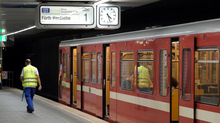 Zu diesem Bild muss man nicht viel sagen: Die U-Bahn-Züge der ersten Generation kennt jeder, der schon mal in Nürnberg unterwegs war. Zum Auftakt des U-Bahnverkehrs bestellte die VAG 32 Stück Doppeltriebwagen des Typs "DT1". sie sind seit 1972 im Untergrund unterwegs. Faszinierende Einblicke in den Bau der Nürnberger U-Bahn haben wir hier für Sie zusammengestellt. Die letzten Exemplare sollen bis 2020 ausgemustert werden. Ganz aus Nürnberg verschwinden wird der "DT1" allerdings nicht: Zwei museale Exemplare werden vom der VAG für die Nachwelt aufbewahrt.