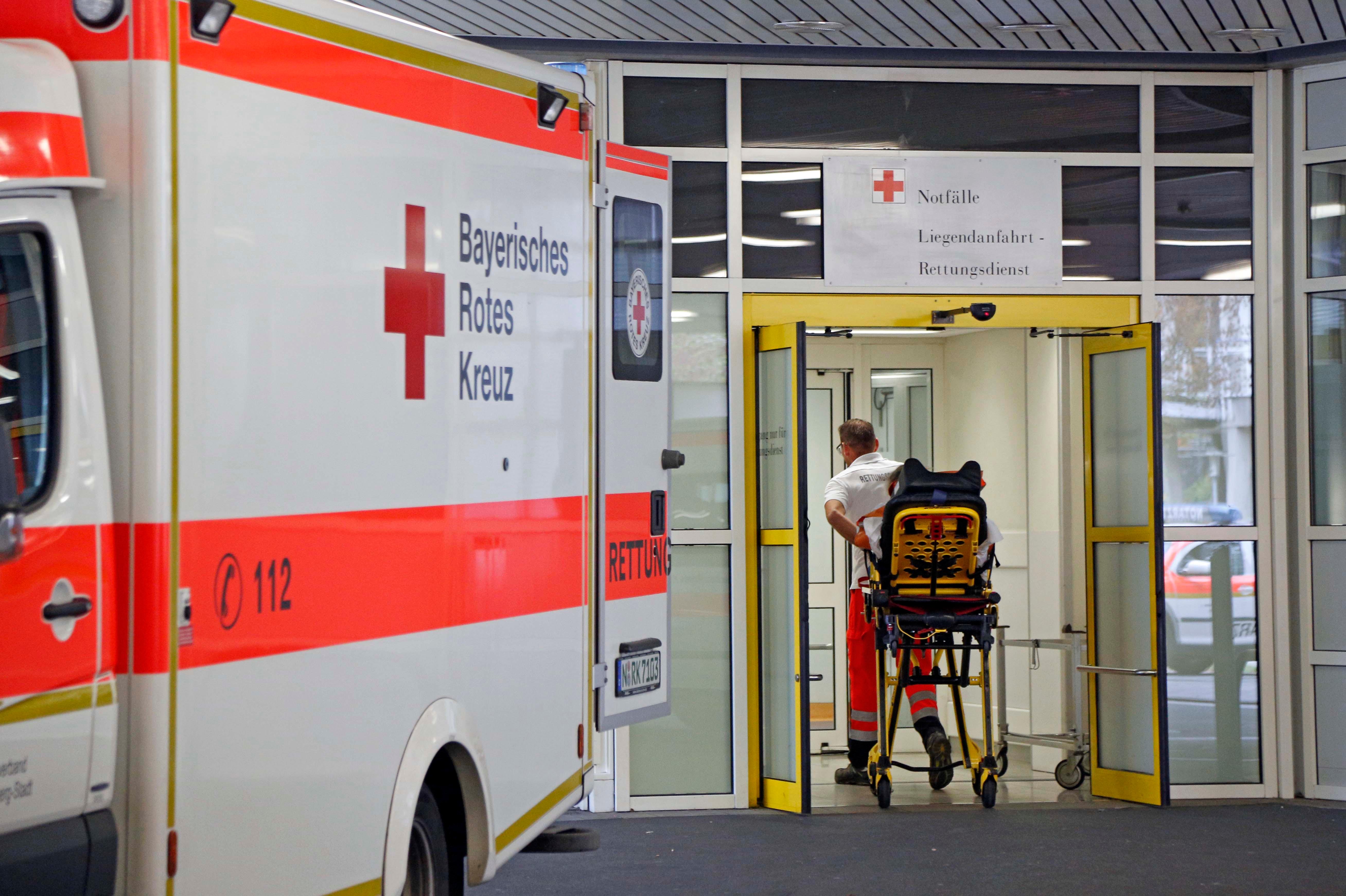 Nein, besonders hohe Zugangszahlen oder erschwerte Bedingungen wegen des abermaligen Hitzesommers kann das Klinikum Nürnberg nicht vermelden. Alles sei in gewohnten Bahnen verlaufen, sagt Sprecher Daniel Voigt. Und so standen in den heißen Monaten eben andere Themen im Vordergrund: So mussten die Absolventen der Paracelsus Medizinischen Privatuniversität nicht nur die Hitze aushalten, sondern auch ordentlich über den Abschlussprüfungen schwitzen – zum Lohn dürfen sie sich nun als "Pioniere" bezeichnen, waren sie doch die Ersten, die an der jungen PMU am Klinikum das Studium abschlossen.