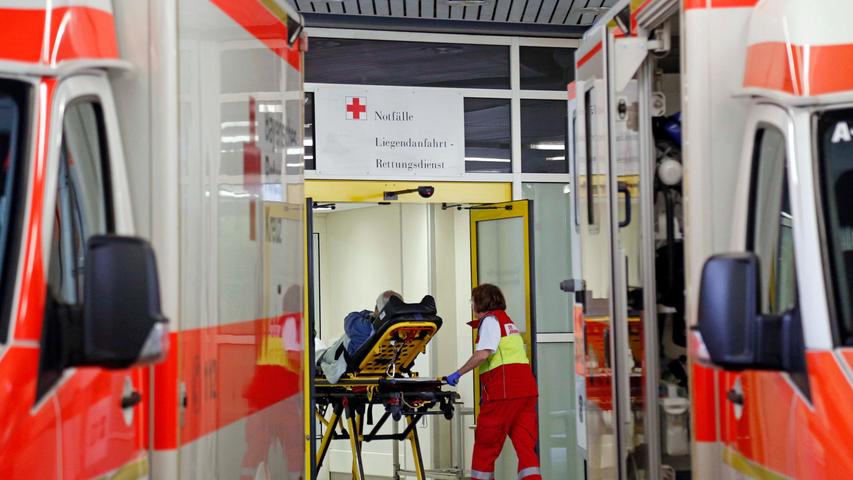 13 Rettungswagen hat allein das Bayerische Rote Kreuz in Nürnberg stationiert. Damit rücken die Sanitäter zu rund 65.000 Einsätzen im Jahr aus. Nicht mitgerechnet: Die Fahrzeuge und Einsätze der anderen Rettungsorganisationen wie etwa Johanniter und ASB. 