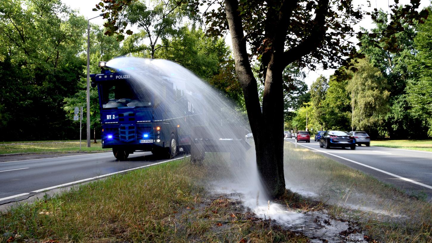 Wenn den Bäumen in der Sommerhitze das Wasser fehlt, müssen auch mal die Wasserwerfer der Polizei ran.