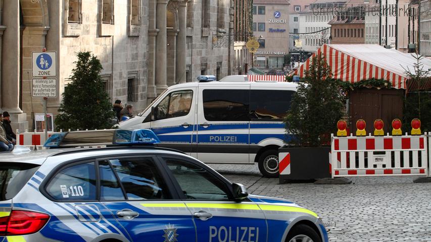 120 sogenannte "uniformierte" Polizeiautos sind in Nürnberg im Einsatz. Diese verfügen über einen aufgeklebten Polizei-Schriftzug und eine festinstallierte Sondersignalanlage. Streifenwagen wie der BMW im Vordergrund sind in der Regel geleast und werden nach zwei Jahren durch Neufahrzeuge ersetzt.