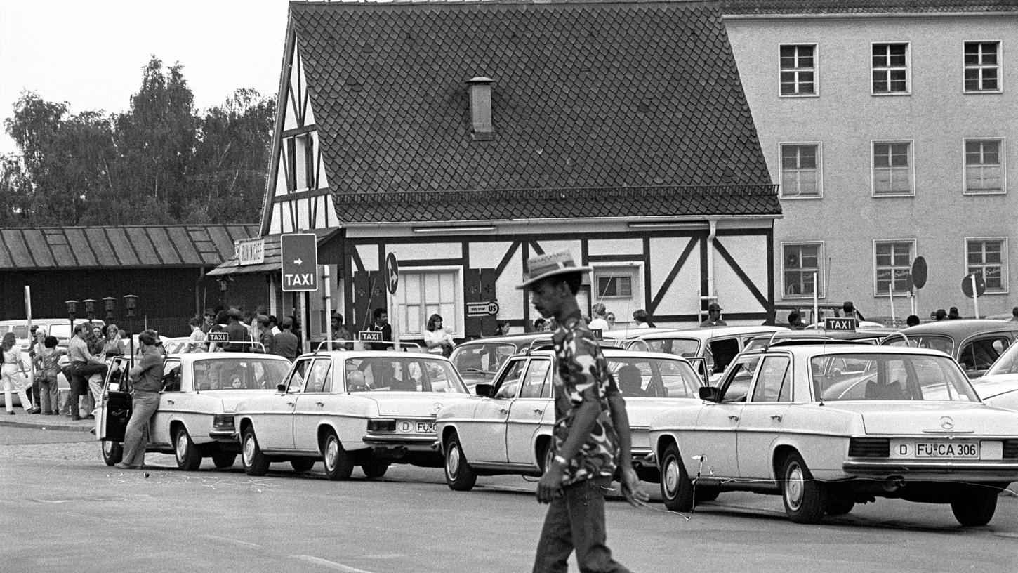 Bilder aus vergangenen Tagen: Taxi warten vor der PX in Fürth.