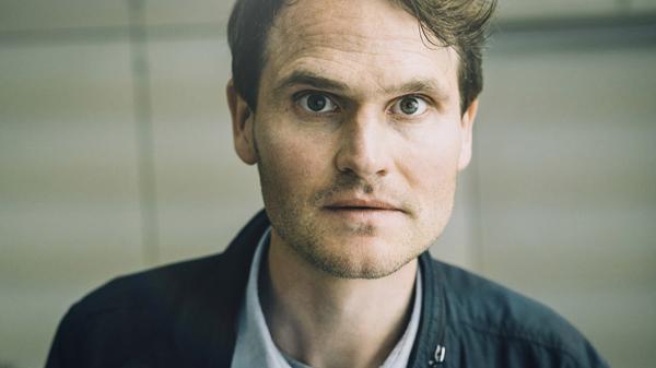 Der Hamburger Schauspieler Fabian Hinrichs mimt Kriminalhauptkommissar Felix Voss. Ihn zeichnet ein hohes Maß an Empathie aus. Mit ruhiger Hand und einem sanften Gemüt leitet er die fränkische Mordkommission.