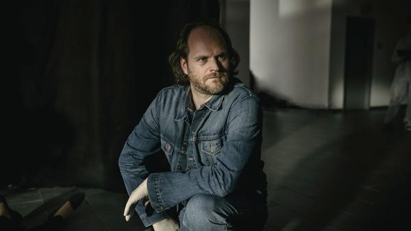 Andreas Leopold Schadt verkörpert Wasserscheids gleichrangigen Kollegen Sebastian Fleischer und leistet ebenfalls äußerst wertvolle Dienste. Bevor der Hofer Schauspieler Teil des "Tatort"-Teams wurde, performte er vorwiegend auf Theaterbühnen.