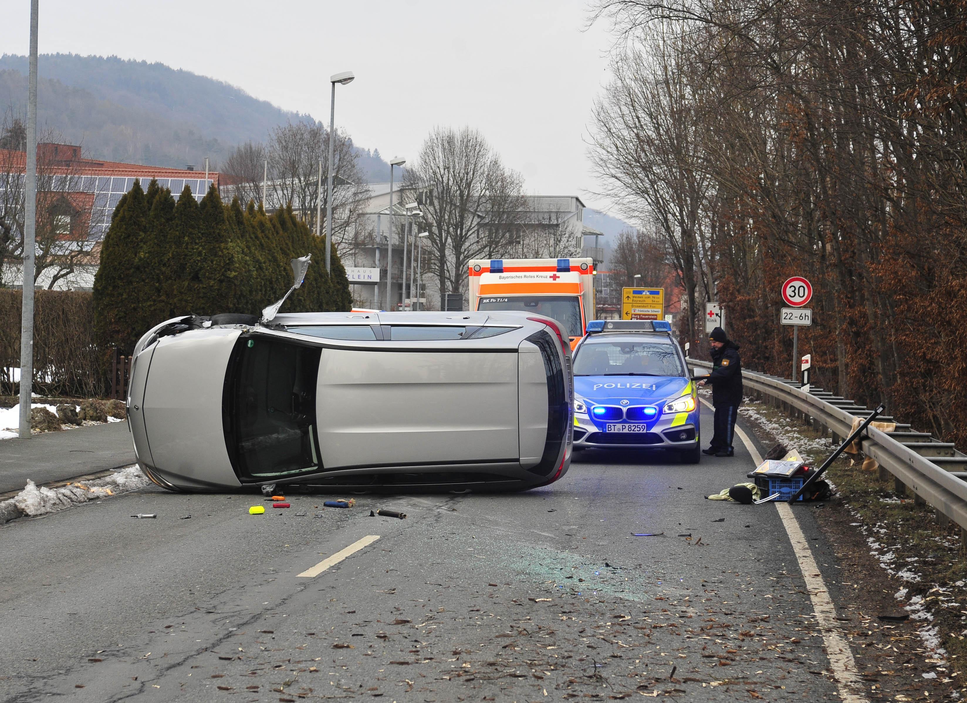 Mercedes Lag In Ebermannstadt Quer: 40000 Euro Totalschaden Bei Unfall ...