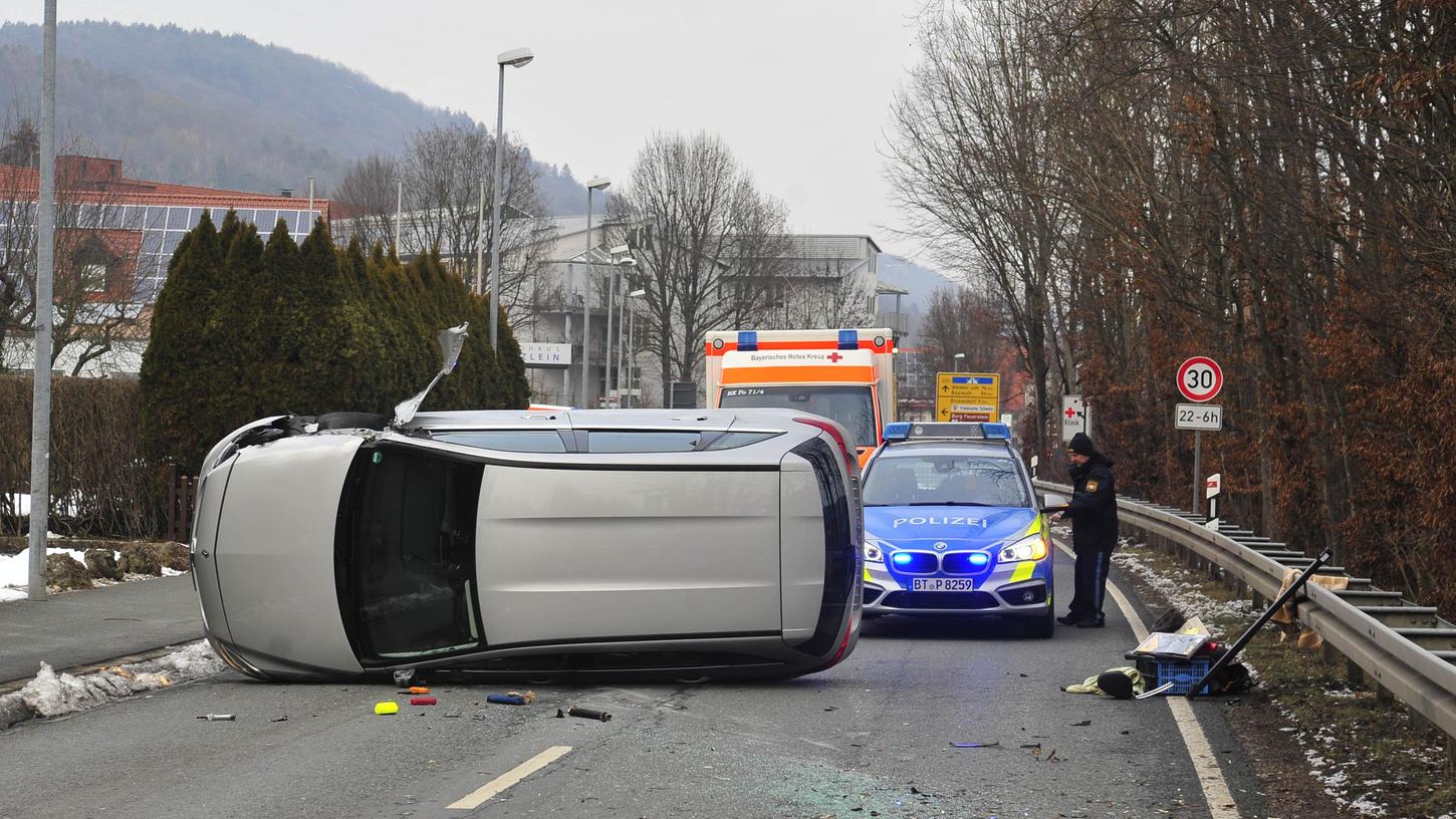 Mercedes lag in Ebermannstadt quer: 40000 Euro Totalschaden bei Unfall auf B470