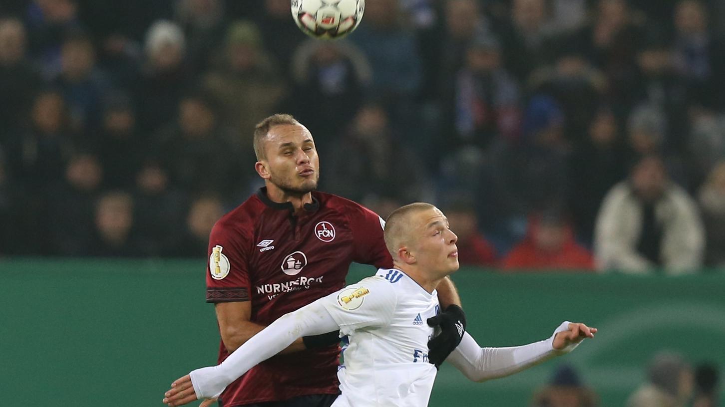 Augen zu und weg! Ewerton wird künftig für den Verein verteidigen, dem er im Februar 2019 noch im DFB-Pokal begegnete.