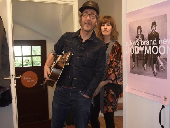 Ein Privathaus an der Spardorfer Straße wird zum Bühne im Rahmen des Salon Festivals. Zum Auftakt des Salonfestivals in Erlangen gastierte Jodymoon aus den Niederlanden, die ihr neues Album A Love Brand New vorstellten Ein Privathaus an der Spardorfer Straße wird zum Bühne im Rahmen des Salon Festivals. Zum Auftakt des Salonfestivals in Erlangen gastierte Jodymoon aus den Niederlanden, die ihr neues Album A Love Brand New vorstellten