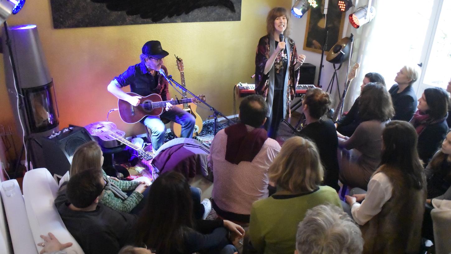 Ein Privathaus an der Spardorfer Straße wird zum Bühne im Rahmen des Salon Festivals. Zum Auftakt des Salonfestivals in Erlangen gastierte Jodymoon aus den Niederlanden, die ihr neues Album A Love Brand New vorstellten Ein Privathaus an der Spardorfer Straße wird zum Bühne im Rahmen des Salon Festivals. Zum Auftakt des Salonfestivals in Erlangen gastierte Jodymoon aus den Niederlanden, die ihr neues Album A Love Brand New vorstellten