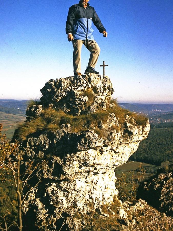 Daheim auf den Bergen Frankens, oben auf dem Walberla, auf dem er das Gipfelkreuz selbst gesetzt hat und in der Welt.