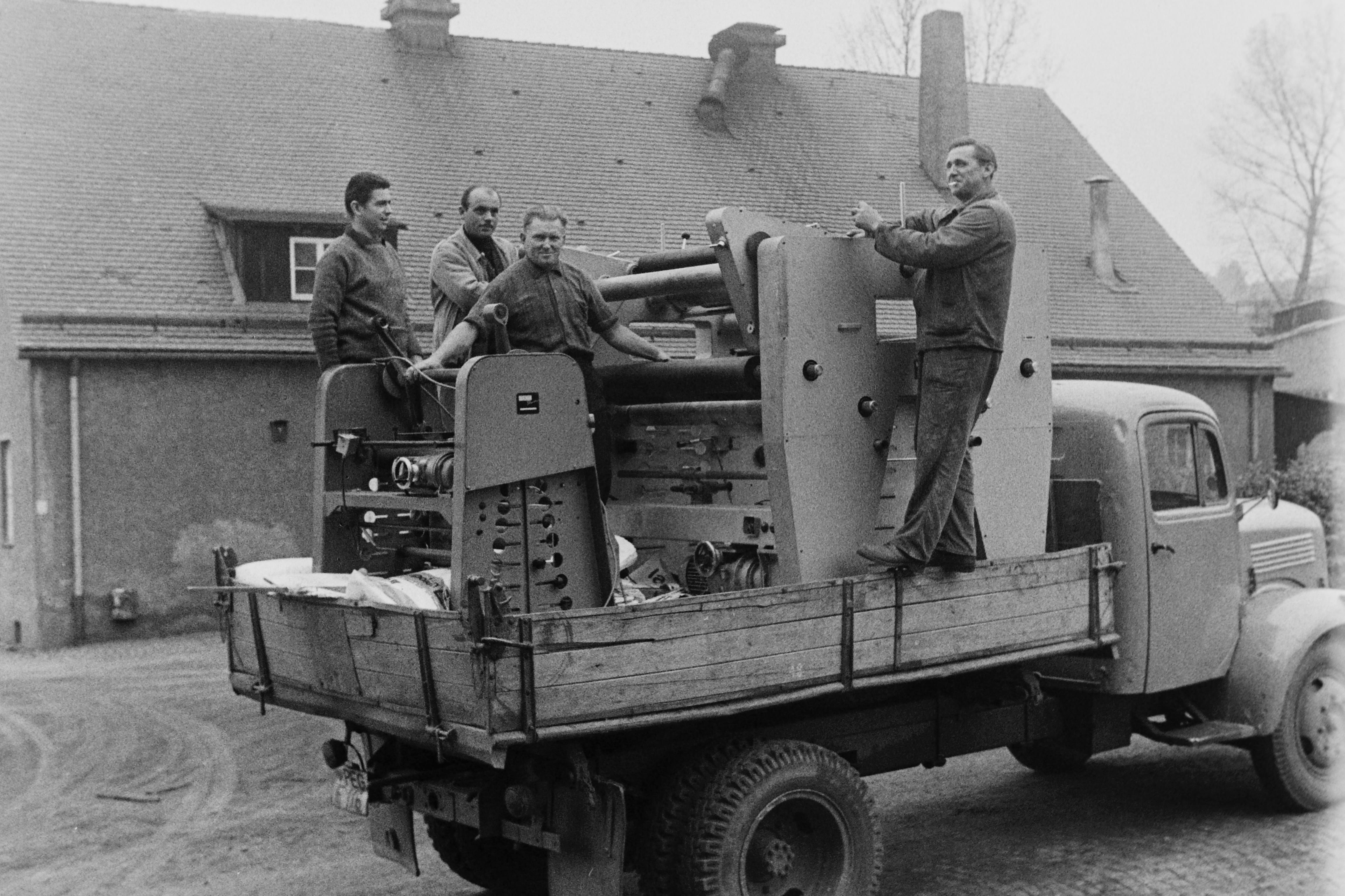 Im Herbst 1968 nahm eine neue Fabrik in Pegnitz den Betrieb auf. Mit einem offenen Lkw wurden die ersten Produktionsmaschinen angeliefert - heute wäre diese Transportmethode unvorstellbar. Mehr historische Schätze aus Pegnitz und Umgebung haben wir hier zusammengestellt.