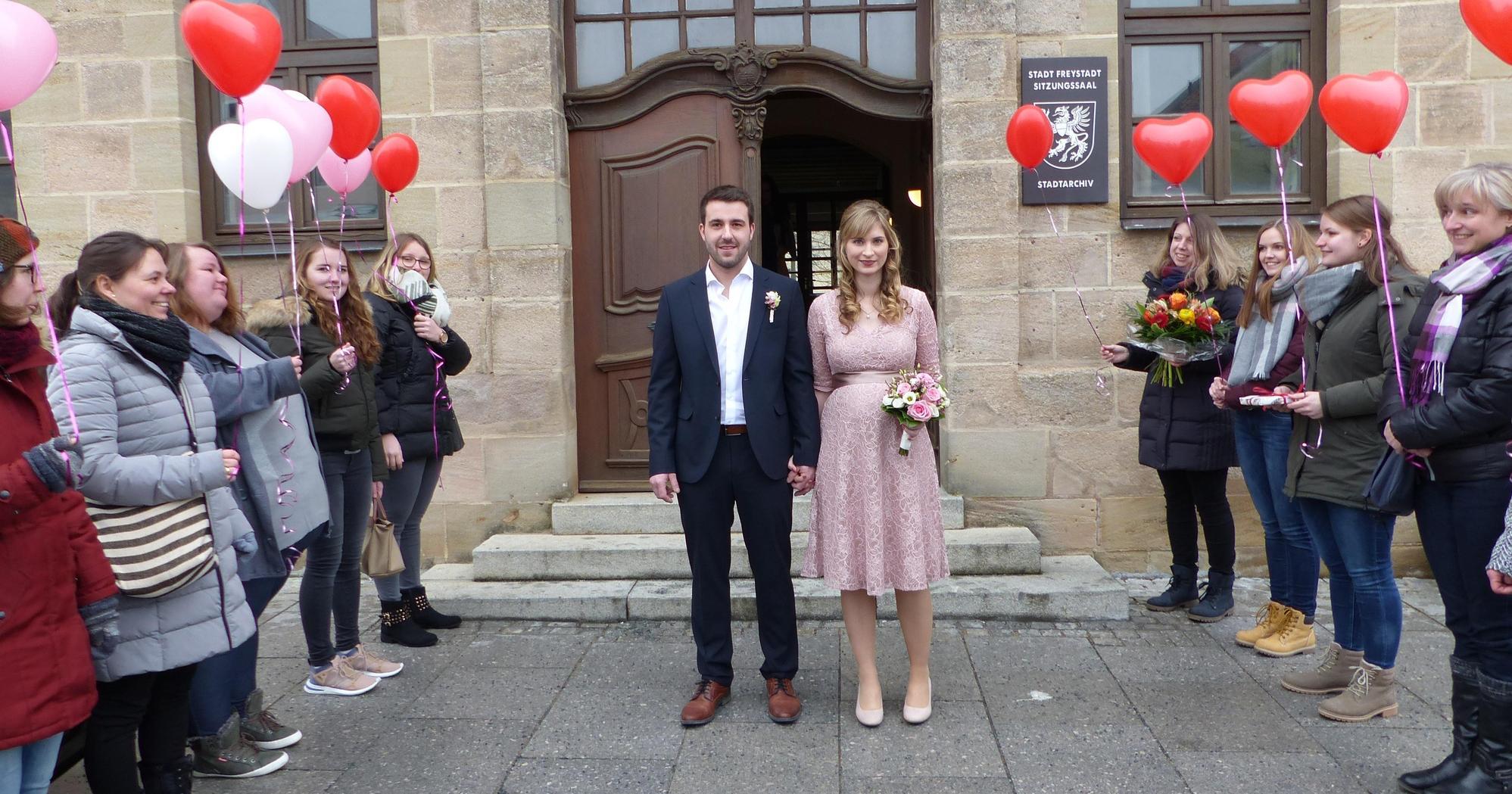 Im Freystädter Rathaus haben Melanie Hofbeck aus Jettenhofen und Peter Rösch aus Thannhausen im Beisein der Familien vor Bürgermeister Alexander Dorr geheiratet. Vor dem Rathaus hatten sich die Arbeitskolleginnen der Braut von der Freystädter Kindertagesstätte "Sankt Peter und Paul" mit einem Luftballonspalier aufgestellt, um der stellvertretenden Leiterin ihrer Einrichtung zum Hochzeitstag alles Gute zu wünschen. Die Freunde des Bräutigams vom FCN-Fanclub Zappa grüßten mit ihrer Vereinsfahne und stießen mit dem Paar auf eine glückliche Zeit an. Zur Feier des Tages luden die 30-jährige Erzieherin und der 29-jährige Kraftfahrzeugmeister ins Gasthaus Gerner in Thannhausen ein. Beide wohnen im eigenen, neuen Haus in Thannhausen und freuen sich auf ihr Baby, das im Frühjahr zur Welt kommt. Hier geht es zu allen Hochzeiten des Jahres 2018