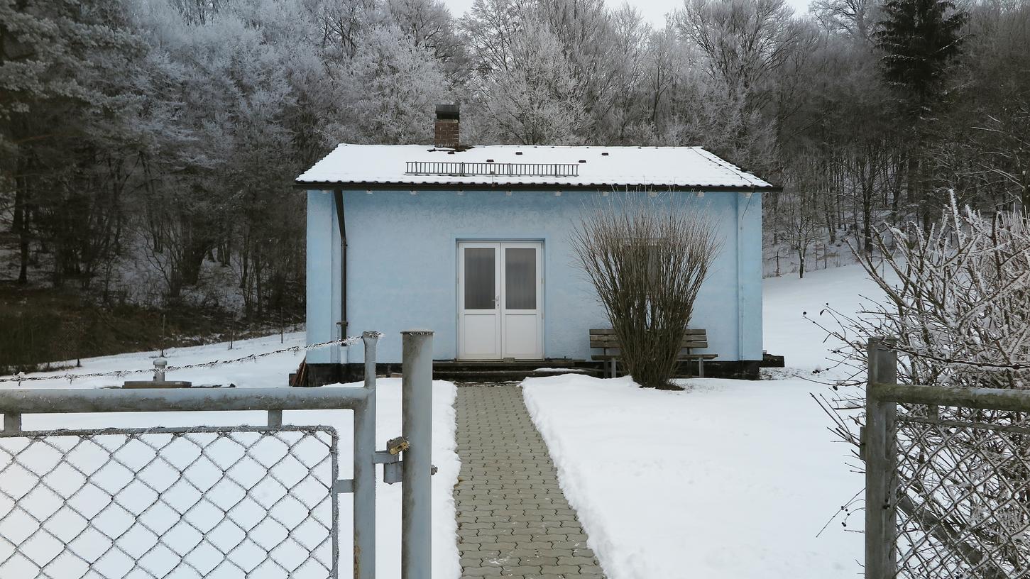 Das alte Brunnenhaus am Rasthaus bei Möhren hat Ende Februar vorübergehend wieder eine Aufgabe: Die Wasserversorgung Fränkischer Wirtschaftsraum stellt wegen Instandhaltungsarbeiten für acht Tage das Wasser ab, sodass sich der Zweckverband auf seine alte Trinkwasserquelle zurückbesinnen muss. Das alte Brunnenhaus am Rasthaus bei Möhren hat Ende Februar vorübergehend wieder eine Aufgabe: Die Wasserversorgung Fränkischer Wirtschaftsraum stellt wegen Instandhaltungsarbeiten für acht Tage das Wasser ab, sodass sich der Zweckverband auf seine alte Trinkwasserquelle zurückbesinnen muss.
