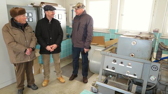 Den Wasserzweckverband Hirschberggruppe leitet (mit Unterbrechung) seit 36 Jahren Johann Kobras, seit 20 Jahren unterstützt von Stellvertreter Friedrich Oswald und Geschäftsführer Gerd Wendler (von links). Im Brunnenhaus in Möhren beraten sie über die vorübergehende Reaktivierung des seit 1999 vom Wassernetz abgehängten Brunnens. Den Wasserzweckverband Hirschberggruppe leitet (mit Unterbrechung) seit 36 Jahren Johann Kobras, seit 20 Jahren unterstützt von Stellvertreter Friedrich Oswald und Geschäftsführer Gerd Wendler (von links). Im Brunnenhaus in Möhren beraten sie über die vorübergehende Reaktivierung des seit 1999 vom Wassernetz abgehängten Brunnens.