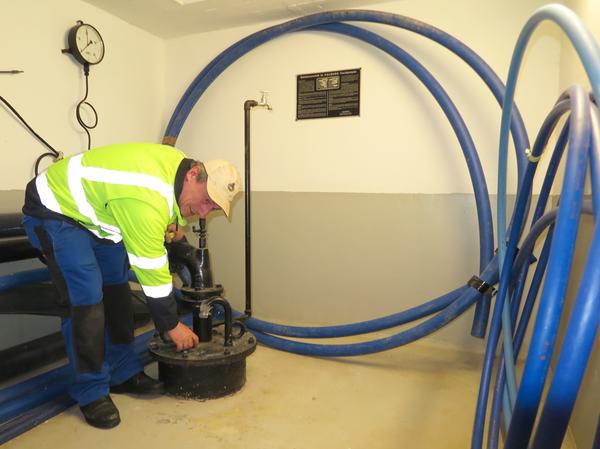 Rund 42 Meter tief ist der Möhrener Brunnen, über dessen Funktionstüchtigkeit Wasserwart Thomas Schichl wacht. Rund 42 Meter tief ist der Möhrener Brunnen, über dessen Funktionstüchtigkeit Wasserwart Thomas Schichl wacht.