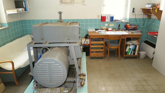 Der Arbeitsplatz von Wasserwart Thomas Schichl im Brunnenhaus in Möhren. Das alte Notstromaggregat (links) ist allerdings schon seit Jahren nicht mehr gelaufen. Der Arbeitsplatz von Wasserwart Thomas Schichl im Brunnenhaus in Möhren. Das alte Notstromaggregat (links) ist allerdings schon seit Jahren nicht mehr gelaufen.
