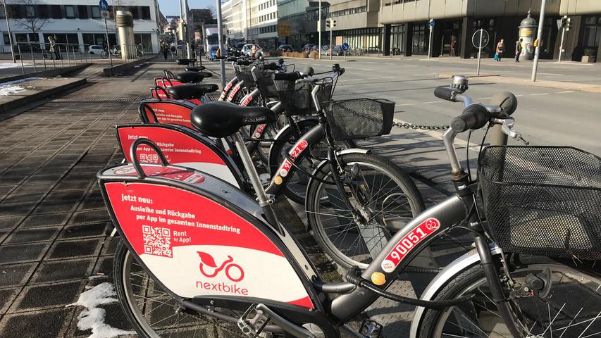 In vielen großen Städten gibt es Fahrradverleihsysteme, so auch in Nürnberg. An speziellen Stationen an verschiedenen Stellen in der Stadt kann man sich kurzfristig einen Drahtesel mieten. Damit sollen die Straßen für kurze Wege vom Autoverkehr entlastet werden. 