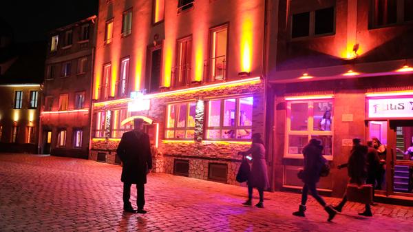 Sie zählt zu den ältesten Rotlichtmeilen Deutschlands: die Nürnberger Frauentormauer. In 17 Bordellen und Laufhäusern bieten Frauen Tag und Nacht ihre Dienste an. Auf der Straße sieht man eigentlich nur Männer. Frauen, die nicht aus dem Gewerbe sind, sind hier nur selten unterwegs.