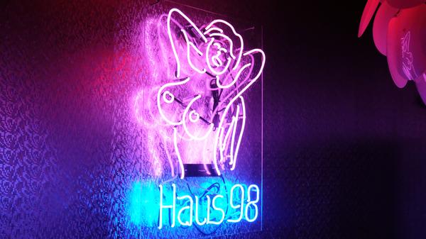 Natürlich steht in allen Zimmern ein großes Bett. Oft riecht es nach Raumspray, das offenbar literweise zum Einsatz kommt, um unangenehme Gerüche zu überdecken.