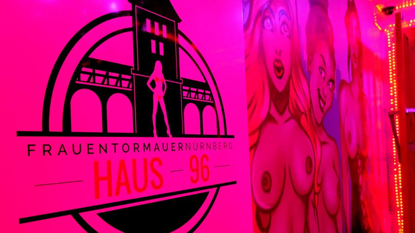 Schätzungen zufolge halten sich in Nürnberg an einem Tag etwa 500 bis 600 Prostituierte auf. Sie arbeiten auch in Modellwohnungen und FKK-Clubs. 17 Bordelle und Laufhäuser sind an der Frauentormauer ansässig.