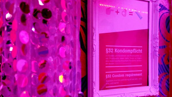 Eine Prostituierte aus dem Haus 98 beklagt, dass die Preise mittlerweile versaut seien. Früher habe sie in einer Woche 15.000 Mark verdient, musste dafür am Tag aber auch 250 Mark Miete für ein Zimmer zahlen. Doch mittlerweile machten manche Frauen in anderen Häusern für einen läppischen Betrag alles, also Geschlechts- und Oralverkehr. "Und dann auch noch ohne Kondom."