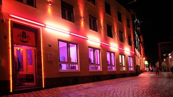 Die Prostitution war übrigens schon im Königreich Bayern an der Mauer zuhause, wo die Bordelle damals noch verschämt "Weinhandlung" hießen.