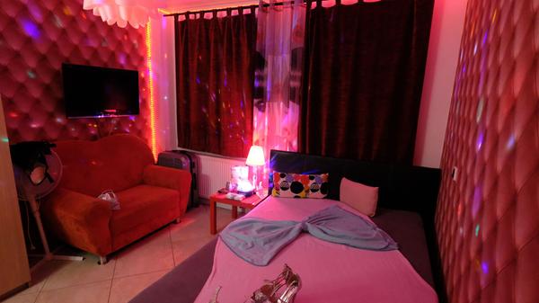 Ein rotes Sofa, rote Wände, rote Vorhänge: Sexarbeiterinnen zahlen eine Tagesmiete für ein Zimmer und einen Platz am Fenster.
