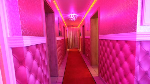 Viele Räumlichkeiten sind auf rot und pink getrimmt und frisch renoviert.